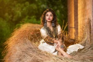 Solanki Roy Instagram - It's all in the eyes✨

Photography: @sayantan_dutta_photography
Styling: @neelsaha_styled_by_blue
Make up: @makeupartist_bhaskarbiswas
Costume: @sasya_fashions
Jewellery: @mukundjewellerskolkata

@sudipanchakraborty

#photooftheday📷 #actorslife #photoshoot #loveforwork #bodypositivity #gratitude #love #Evening #weekend #weekendvibes #saturday