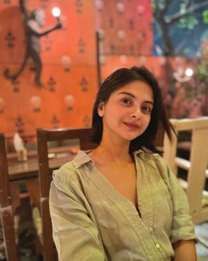 Solanki Roy Instagram - When I am caught red handed waiting eagerly for my food to arrive between some clicks 😉

#actor #solankiroy #foodlover #lovestory