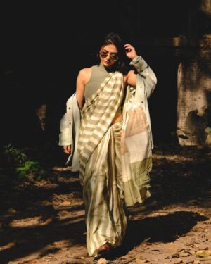 Solanki Roy Instagram - Autumn is here 🍂 

📸 @sarkardebarshi19 
Wardrobe and styling @suchanda_banerjee 
Makeup @suro.make_up_artist 
Video @skylab_akashdeep 
Photography assistant ujjaini ghosh