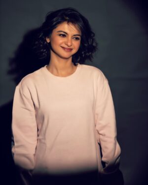 Solanki Roy Instagram - Cinderella Mon... 🌸

Captured by @imsayandey 
Makeup and Hair by @sahababusona