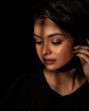 Solanki Roy Instagram - You shine brighter when you embrace your shadow! 
🖤

📸 @imsayandey 
💄 @sahababusona
