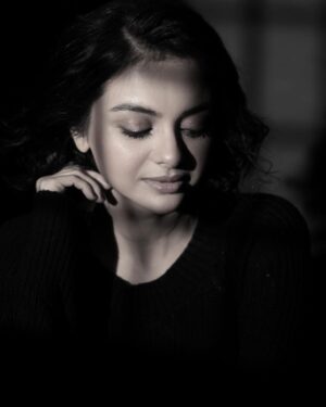 Solanki Roy Instagram - You shine brighter when you embrace your shadow! 
🖤

📸 @imsayandey 
💄 @sahababusona