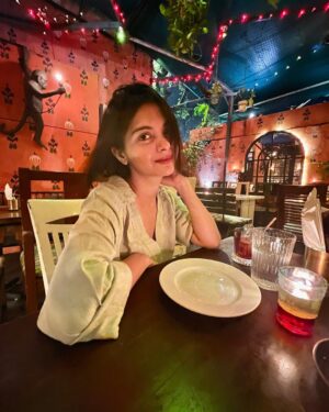 Solanki Roy Instagram - When I am caught red handed waiting eagerly for my food to arrive between some clicks 😉

#actor #solankiroy #foodlover #lovestory