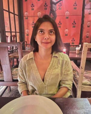 Solanki Roy Instagram - When I am caught red handed waiting eagerly for my food to arrive between some clicks 😉

#actor #solankiroy #foodlover #lovestory