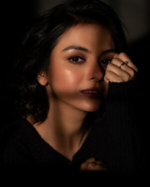 Solanki Roy Instagram - You shine brighter when you embrace your shadow! 
🖤

📸 @imsayandey 
💄 @sahababusona