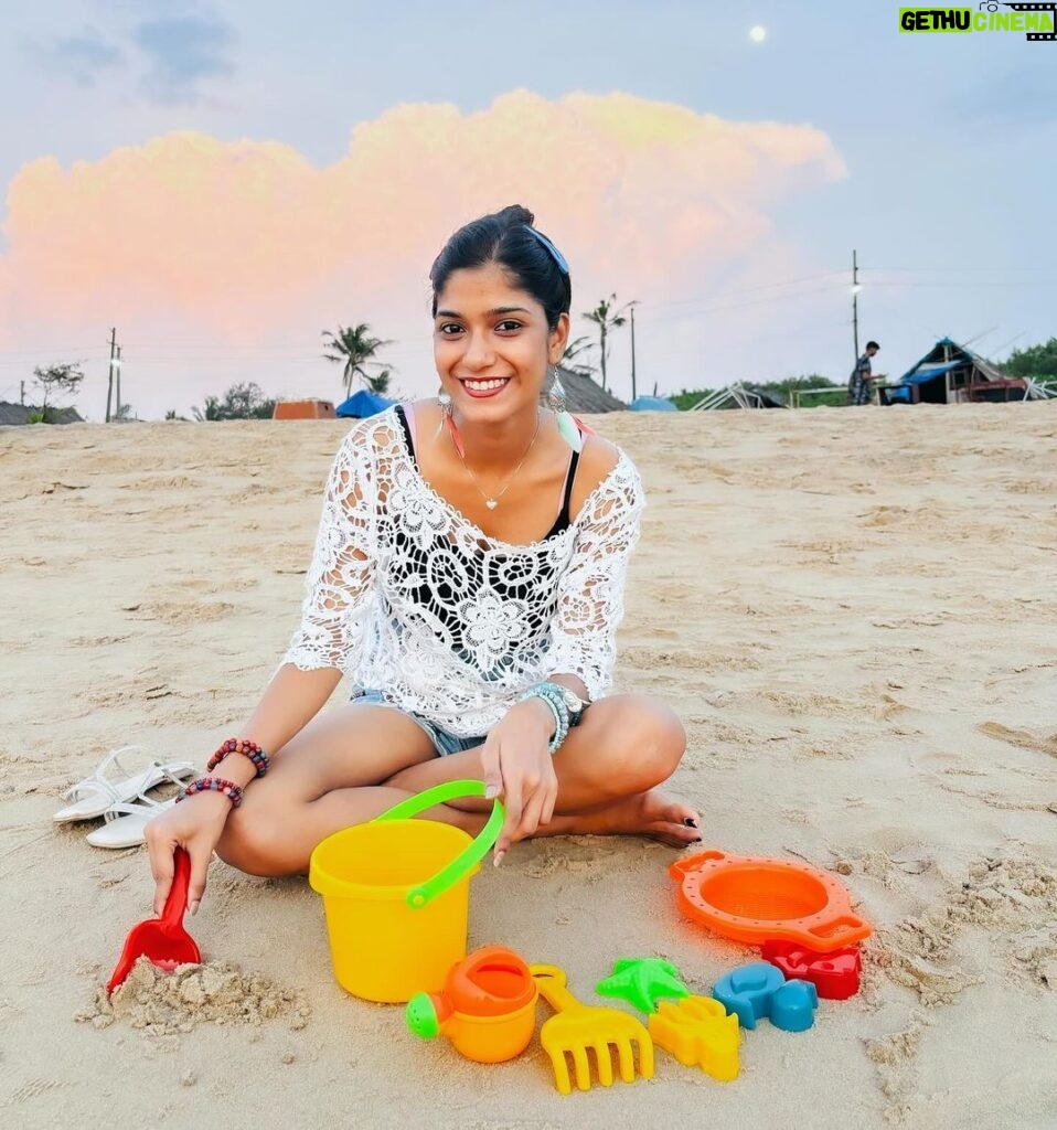 Somalin Parida Instagram - The art,The artist & The picture 🖼️ 🧑‍🎨 ❤️ #swipe➡️ Candolim Beach, Goa