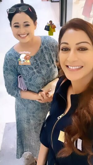 Sonalika Joshi Instagram - A sweet friendship refreshes the soul 🤗.
#goodevening #goodvibesonly #friendshipquotes #freinds #timepass #timemanagement #shopping #mall .