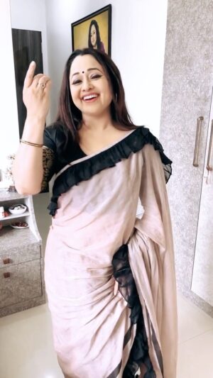 Sonalika Joshi Instagram - One of my favourite song 💕🤗.loved to perform💃😃on this track .
#instagram #instareels #instagramreels #bollywood #bollywoodsongs #eveningvibes #moodygrams #instamood #performer #dance #expression #expressions .
@mahesh_bokade