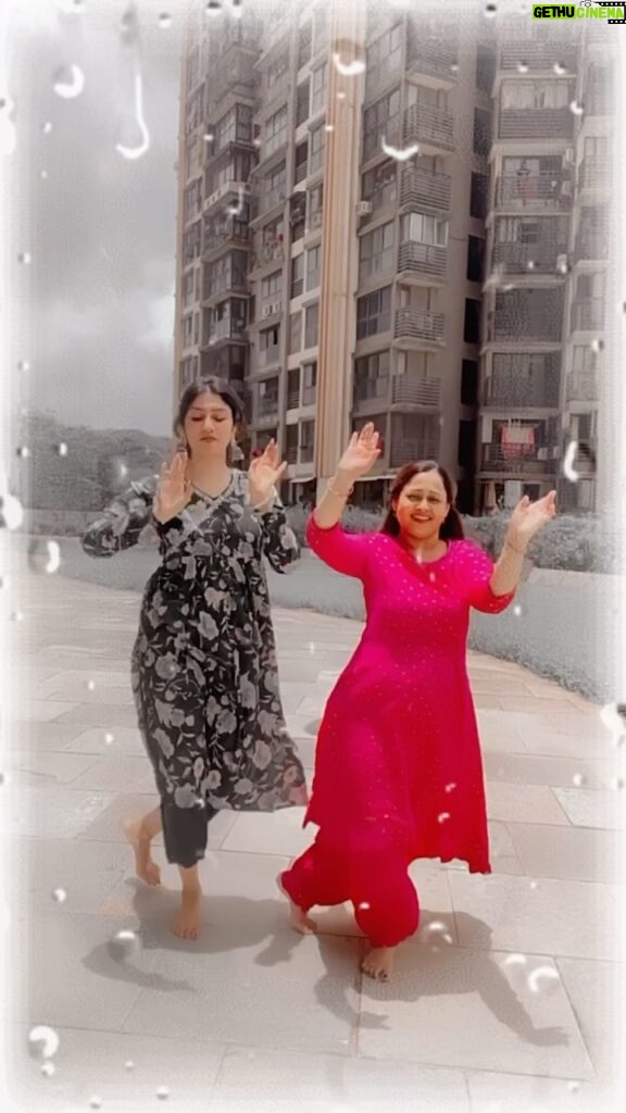 Sonalika Joshi Instagram - Again with same Dance partner with different look &different song 😃💕🤗.#instareels #instagood #instafashion #instadance #trendingreels #trendingsongs #music . @navinawadekar_ .