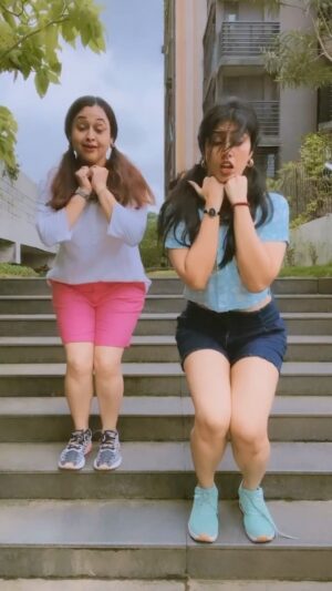 Sonalika Joshi Instagram - मुझे हमेशा डांस करते वक्त नेक्स्ट STEPS की चिंता रहती हैं बट दिस टाइम स्टेयरकेस के STEPS की चिंता मेरे चेहरे पे 🙈🤣.End mein meri khushi dekhne layak hain 🤣.Dancers logo mujhe maaf karo 🙈. @navinawadekar_ she is so good at it.🥰