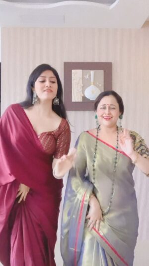 Sonalika Joshi Instagram - What song!!!???😃💃.#jhumkas #bollywood #bollywoodsongs #bollywoodstyle #dance #funtimes #sareelove #jewellery #earings .