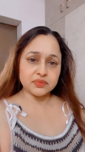 Sonalika Joshi Instagram - Sab mehenga ho raha hain😜😃#mehngai #tomatoes #tomato #value #price #attitude #instareels #funnyvideos #funtime #comedyvideos #comedyclub .