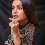 Sonyaa Ayodhya Instagram - If you need a friend to fix your full moon 🌕 mood or your eyelashes you should reach out to meeeee and @flibbertigibbetbeautty 😁 Photo @bbhupi25 Lashes @flibbertigibbetbeautty Lash style : Boo Boo Jewelry: @seengarfashion #photoshoot #likes #love #mood #tribaljewels #jewels #sengar #love #bollywood #mood