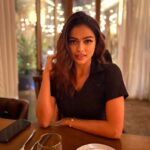 Sonyaa Ayodhya Instagram - Are you a momosexual? Swipe right 🥟 #momosexual 🤪