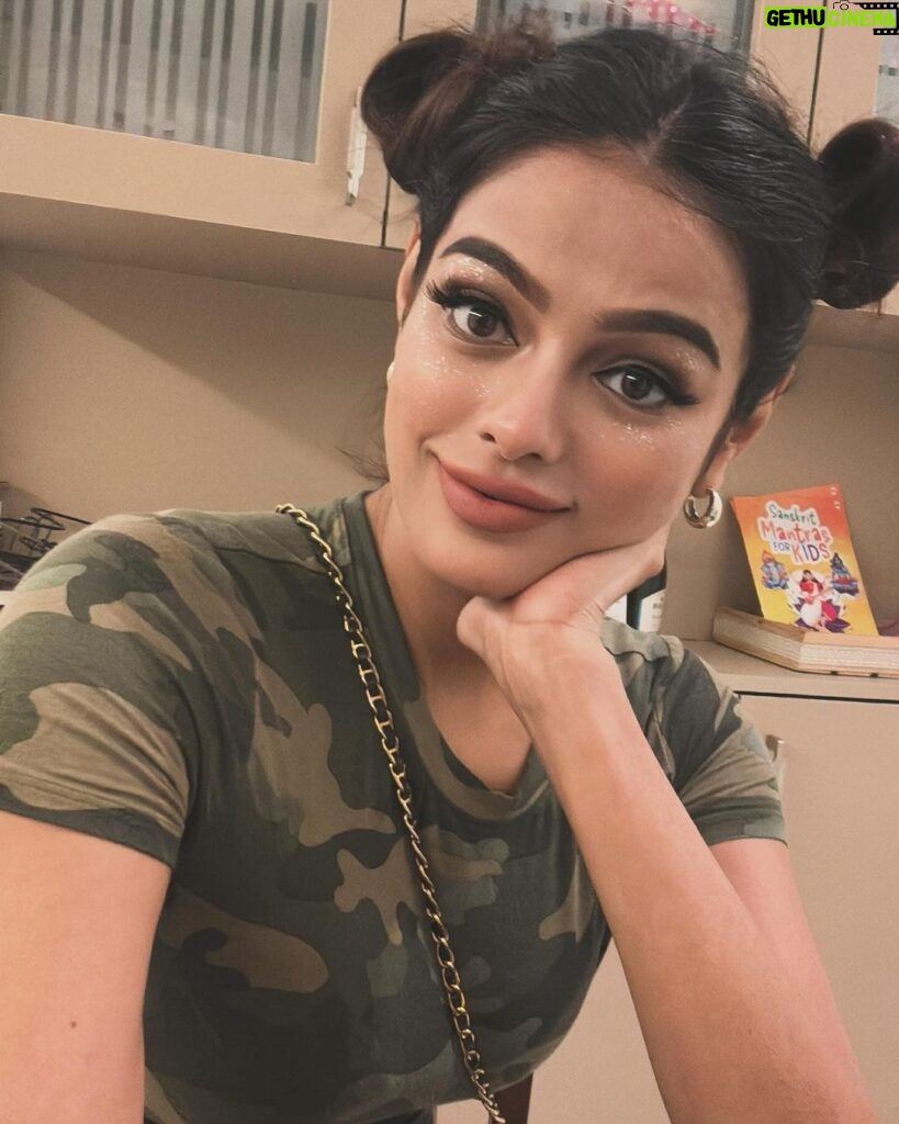 Sonyaa Ayodhya Instagram - Played ‘Hanuman Chalisa’ in the morning and @argyofficial in the night.🐭 Also,had my @flibbertigibbetbeautty eyelashes on through out! This is Minnie Mouse signing off 😂 from 2023!!!!!!! #Bye #Argy #Love #Life #selfie