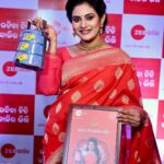 Sradha Panigrahi Instagram - Thank you Viewers, for Choosing us as your Favourite . 🙏 . Mon-Sat at 9.00 pm On @zee_sarthaktv . . #khusirachhunka #odiaserial #zeesarthaktv #sradhapanigrahi #rachibanitikalirabhitti #khusi #sradha #megaserial