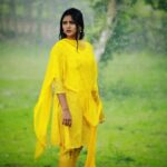 Sradha Panigrahi Instagram - ଶ୍ରାବଣୀ 💛 🌧️ . . . #oldpic #oldphoto #oldsong #ajimusrabani #sradha #sradhapanigrahi