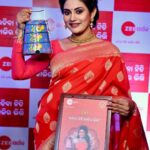Sradha Panigrahi Instagram - Thank you Viewers, for Choosing us as your Favourite . 🙏 . Mon-Sat at 9.00 pm On @zee_sarthaktv . . #khusirachhunka #odiaserial #zeesarthaktv #sradhapanigrahi #rachibanitikalirabhitti #khusi #sradha #megaserial