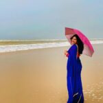Sradha Panigrahi Instagram - କହିଲେ ଦେଖି , ଇଏ… ବର୍ଷା ଦିନ ରେ ଶୀତ ର ପ୍ରଭାବ ! ନା ଶୀତ ଦିନ ରେ ବର୍ଷା ର ଦୃଶ୍ୟ ?? . . #sradha #sradhapanigrahi #odia #odisha #puri #puriseabeach #gooday #beach #nilasadhi #nilasaree #neelasadhi #blue #bluesaree ସମୁଦ୍ର କୁଳ ପୁରୀ