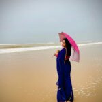 Sradha Panigrahi Instagram - କହିଲେ ଦେଖି , ଇଏ… ବର୍ଷା ଦିନ ରେ ଶୀତ ର ପ୍ରଭାବ ! ନା ଶୀତ ଦିନ ରେ ବର୍ଷା ର ଦୃଶ୍ୟ ?? . . #sradha #sradhapanigrahi #odia #odisha #puri #puriseabeach #gooday #beach #nilasadhi #nilasaree #neelasadhi #blue #bluesaree ସମୁଦ୍ର କୁଳ ପୁରୀ