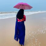 Sradha Panigrahi Instagram - କହିଲେ ଦେଖି , ଇଏ… ବର୍ଷା ଦିନ ରେ ଶୀତ ର ପ୍ରଭାବ ! ନା ଶୀତ ଦିନ ରେ ବର୍ଷା ର ଦୃଶ୍ୟ ?? . . #sradha #sradhapanigrahi #odia #odisha #puri #puriseabeach #gooday #beach #nilasadhi #nilasaree #neelasadhi #blue #bluesaree ସମୁଦ୍ର କୁଳ ପୁରୀ