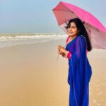 Sradha Panigrahi Instagram - କହିଲେ ଦେଖି , ଇଏ… ବର୍ଷା ଦିନ ରେ ଶୀତ ର ପ୍ରଭାବ ! ନା ଶୀତ ଦିନ ରେ ବର୍ଷା ର ଦୃଶ୍ୟ ?? . . #sradha #sradhapanigrahi #odia #odisha #puri #puriseabeach #gooday #beach #nilasadhi #nilasaree #neelasadhi #blue #bluesaree ସମୁଦ୍ର କୁଳ ପୁରୀ