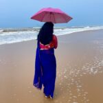 Sradha Panigrahi Instagram - କହିଲେ ଦେଖି , ଇଏ… ବର୍ଷା ଦିନ ରେ ଶୀତ ର ପ୍ରଭାବ ! ନା ଶୀତ ଦିନ ରେ ବର୍ଷା ର ଦୃଶ୍ୟ ?? . . #sradha #sradhapanigrahi #odia #odisha #puri #puriseabeach #gooday #beach #nilasadhi #nilasaree #neelasadhi #blue #bluesaree ସମୁଦ୍ର କୁଳ ପୁରୀ