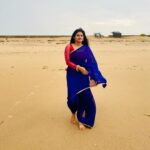 Sradha Panigrahi Instagram - କହିଲେ ଦେଖି , ଇଏ… ବର୍ଷା ଦିନ ରେ ଶୀତ ର ପ୍ରଭାବ ! ନା ଶୀତ ଦିନ ରେ ବର୍ଷା ର ଦୃଶ୍ୟ ?? . . #sradha #sradhapanigrahi #odia #odisha #puri #puriseabeach #gooday #beach #nilasadhi #nilasaree #neelasadhi #blue #bluesaree ସମୁଦ୍ର କୁଳ ପୁରୀ
