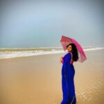 Sradha Panigrahi Instagram - କହିଲେ ଦେଖି , ଇଏ… ବର୍ଷା ଦିନ ରେ ଶୀତ ର ପ୍ରଭାବ ! ନା ଶୀତ ଦିନ ରେ ବର୍ଷା ର ଦୃଶ୍ୟ ?? . . #sradha #sradhapanigrahi #odia #odisha #puri #puriseabeach #gooday #beach #nilasadhi #nilasaree #neelasadhi #blue #bluesaree ସମୁଦ୍ର କୁଳ ପୁରୀ
