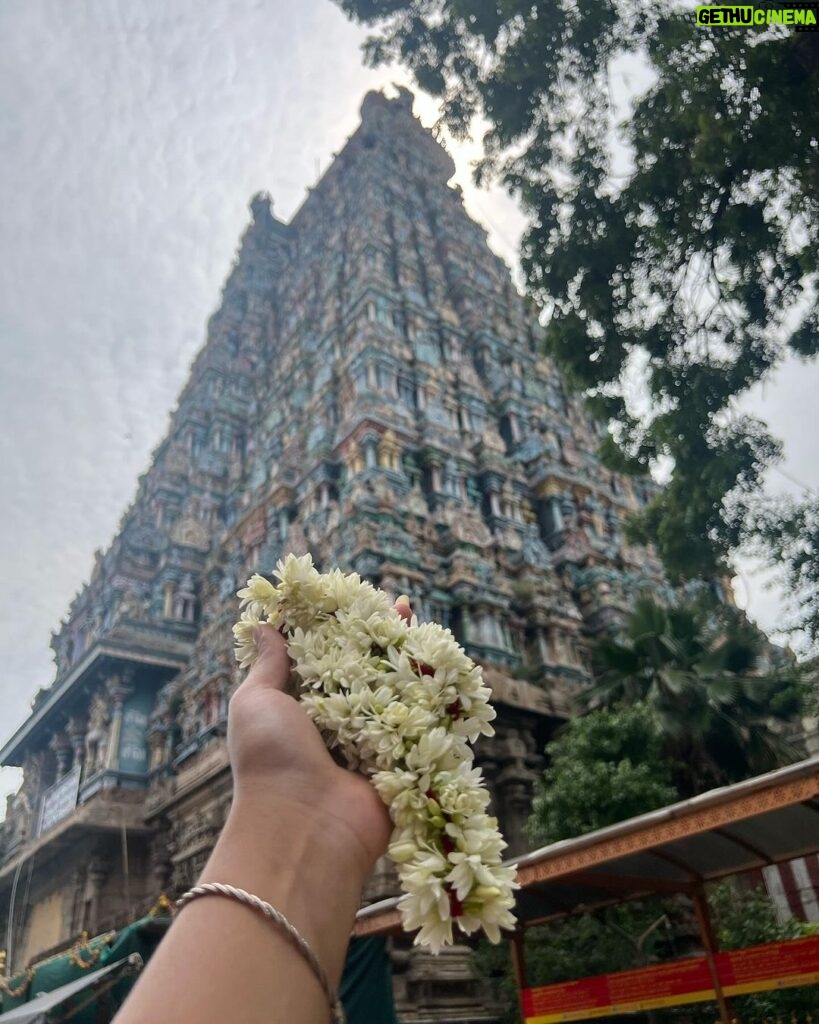 Sree Nithi Instagram - #allabouttheday Sundar & Family ❤ @sundar_arts_and_drawings @sivashanmugapriya11 @_m_a_n_j_u_s_ Madurai Meenakshi Amman Temple