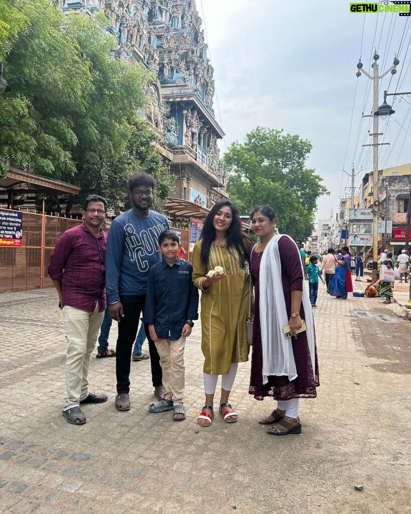 Sree Nithi Instagram - #allabouttheday Sundar & Family ❤ @sundar_arts_and_drawings @sivashanmugapriya11 @_m_a_n_j_u_s_ Madurai Meenakshi Amman Temple