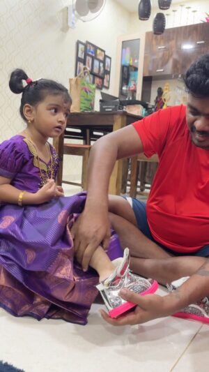Sridevi Ashok Instagram - Andha Aruvi Pol Anba Tharuvale
Chinna Arivipum Indri Suduvaale
Aiyo Thummidudi Thummidudi
Aayischu Nooraaga
Ennul Unnodu Pathir Shottaga
En Paarvai Unnodu
Un Pommai Kannodu
Pesamal Vinodu
Naam Mithandhu Povom
