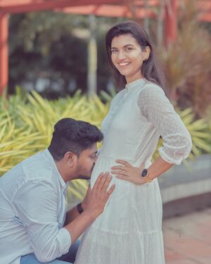 Sridevi Ashok Instagram - We can’t wait to meet our new addition .
Sometimes you pray for a miracle, and God gives you two(Sitara and baby)
@ashok_chintala @sitara_chintala 

Photography: @rootzstudios 

#srideviashok #momtobe #pregnancyannouncement