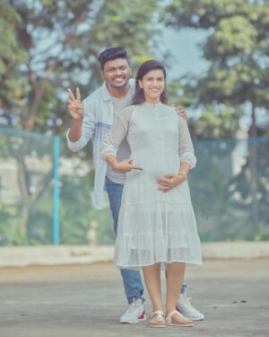 Sridevi Ashok Instagram - We can’t wait to meet our new addition .
Sometimes you pray for a miracle, and God gives you two(Sitara and baby)
@ashok_chintala @sitara_chintala 

Photography: @rootzstudios 

#srideviashok #momtobe #pregnancyannouncement