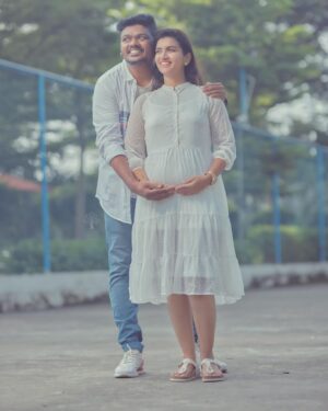 Sridevi Ashok Instagram - We can’t wait to meet our new addition .
Sometimes you pray for a miracle, and God gives you two(Sitara and baby)
@ashok_chintala @sitara_chintala 

Photography: @rootzstudios 

#srideviashok #momtobe #pregnancyannouncement
