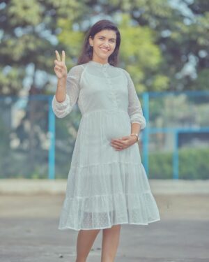 Sridevi Ashok Instagram - We can’t wait to meet our new addition .
Sometimes you pray for a miracle, and God gives you two(Sitara and baby)
@ashok_chintala @sitara_chintala 

Photography: @rootzstudios 

#srideviashok #momtobe #pregnancyannouncement