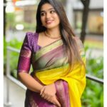 Srinisha Jayaseelan Instagram - மாலை நிலவின் மரகத மஞ்சள் எல்லாம் தங்கும் உந்தன் நெஞ்சில்💛💜❤️ Saree: @house_of_haadiya #saree #sareesofinstagram #loveforsaree #singapore #singer #concert #look Singapore