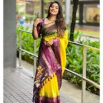 Srinisha Jayaseelan Instagram - மாலை நிலவின் மரகத மஞ்சள் எல்லாம் தங்கும் உந்தன் நெஞ்சில்💛💜❤️ Saree: @house_of_haadiya #saree #sareesofinstagram #loveforsaree #singapore #singer #concert #look Singapore