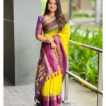 Srinisha Jayaseelan Instagram - மாலை நிலவின் மரகத மஞ்சள் எல்லாம் தங்கும் உந்தன் நெஞ்சில்💛💜❤️ Saree: @house_of_haadiya #saree #sareesofinstagram #loveforsaree #singapore #singer #concert #look Singapore