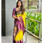 Srinisha Jayaseelan Instagram - மாலை நிலவின் மரகத மஞ்சள் எல்லாம் தங்கும் உந்தன் நெஞ்சில்💛💜❤️ Saree: @house_of_haadiya #saree #sareesofinstagram #loveforsaree #singapore #singer #concert #look Singapore