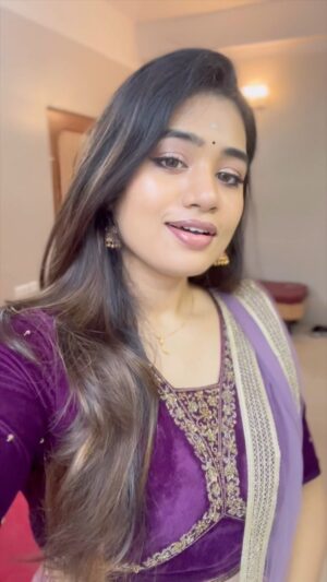 Srinisha Jayaseelan Instagram - சொக்கி தானே போகிறேனே 
மாமா கொஞ்சம் நாளா💜❤️
#singer #instasinger #songcover #ownvoice #coversong #onlyvoice #rawvoice #urugudhey #sg #shreyaghoshal #love #trendingreels #trendingaudio #gvprakash #shankarmahadevan
