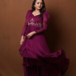 Suma Kanakala Instagram - It always seems impossible until it’s done Styled by @stylebyannapurna Style Team @i.deekshasetti Collaboration with Outfit: @bullion_knot Jewellery @alluringaccessories.a2 Makeup @emraanartistry Hair @koduruamarnath Photography @valmikiramuphotography #suma #anchorsuma #kanakalasuma #anchorsumakanakala #mondaymotivation