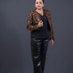 Suma Kanakala Instagram - Friday: The golden gateway to the weekend has arrived! Mine will be a working weekend asusual. ✨ Styled by @stylebyannapurna Style Team @i.deekshasetti Makeup @emraanartistry Hair @chinnisrinu_stylist Photography @valmikiramuphotography #sumakanakala #suma #anchorsuma #anchorsumakanakala #kanakalasuma #friyay #fridayvibes