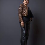 Suma Kanakala Instagram - Friday: The golden gateway to the weekend has arrived! Mine will be a working weekend asusual. ✨ Styled by @stylebyannapurna Style Team @i.deekshasetti Makeup @emraanartistry Hair @chinnisrinu_stylist Photography @valmikiramuphotography #sumakanakala #suma #anchorsuma #anchorsumakanakala #kanakalasuma #friyay #fridayvibes