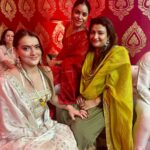 Sumona Chakravarti Instagram - Day 3 Maha Ashtami 🌺 @curiocottagejewelry #durgapuja #DuggaDugga #indianfestival #bongtoberfest #beingbangali #indianhandlooms #sareelove #dhakaijamdani #ladyinred #dhunuchinaach North Bombay Durga Puja