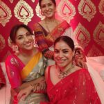 Sumona Chakravarti Instagram - Day 3 Maha Ashtami 🌺 @curiocottagejewelry #durgapuja #DuggaDugga #indianfestival #bongtoberfest #beingbangali #indianhandlooms #sareelove #dhakaijamdani #ladyinred #dhunuchinaach North Bombay Durga Puja
