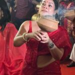 Sumona Chakravarti Instagram - Day 3 Maha Ashtami 🌺 @curiocottagejewelry #durgapuja #DuggaDugga #indianfestival #bongtoberfest #beingbangali #indianhandlooms #sareelove #dhakaijamdani #ladyinred #dhunuchinaach North Bombay Durga Puja