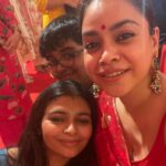 Sumona Chakravarti Instagram – Day 3 Maha Ashtami 🌺

@curiocottagejewelry 
#durgapuja #DuggaDugga #indianfestival #bongtoberfest #beingbangali #indianhandlooms #sareelove #dhakaijamdani #ladyinred #dhunuchinaach North Bombay Durga Puja