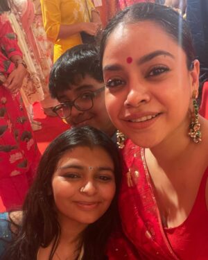 Sumona Chakravarti Instagram - Day 3 Maha Ashtami 🌺

@curiocottagejewelry 
#durgapuja #DuggaDugga #indianfestival #bongtoberfest #beingbangali #indianhandlooms #sareelove #dhakaijamdani #ladyinred #dhunuchinaach