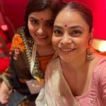 Sumona Chakravarti Instagram - Day 2 Shubho Saptami 🌸 This year i decided to repeat my sarees & not buy a single one. 😁🙌🏽 Jewellery - @curiocottagejewelry P.s Thank you Maa for the beautiful hand painted grey saree 🤗 #durgapuja #DuggaDugga #indianfestival #bongtoberfest #beingbangali #indianhandlooms #sareelove North Bombay Durga Puja